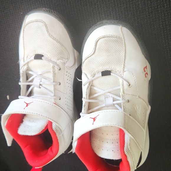 Jordan Nike Boys Runners Size 12  kids white w blk & red - Picture 3 of 6